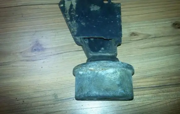 Volkswagen Transporter - Caravelle T4 Engine mount bracket 701199201
