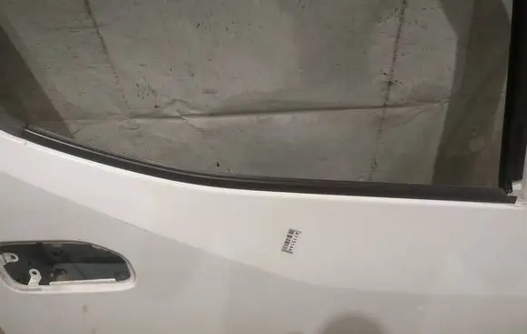 Nissan NV200 Front door glass trim molding