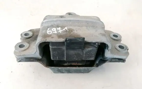 Volkswagen PASSAT B6 Engine mount bracket 3c0199555
