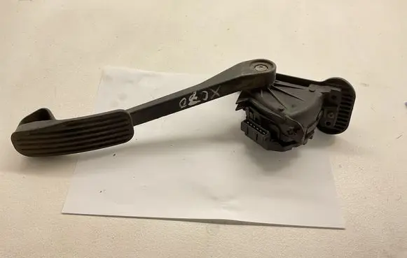 Accelerator throttle pedal