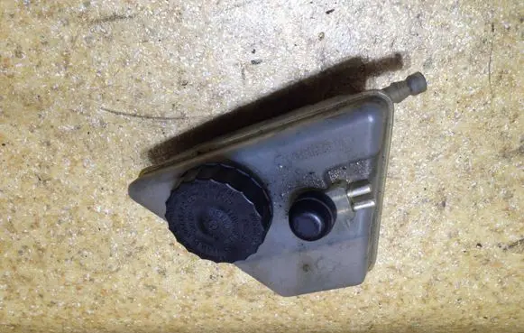 Mercedes-Benz SL R129 Brake fluid reservoir