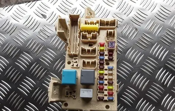 Toyota Corolla Verso AR10 Fuse module