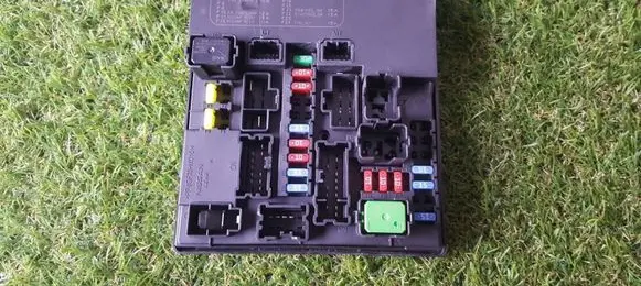 Nissan Leaf I (ZE0) Fuse module 284B73NE3A