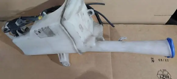 KIA Carens III Windshield washer fluid reservoir/tank
