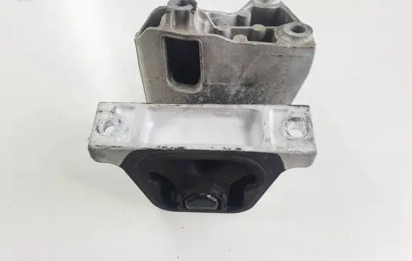 Engine mount vacuum valve