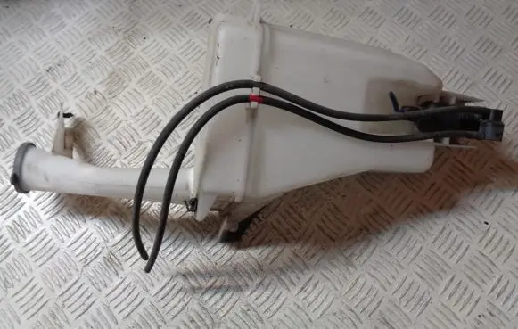 Nissan Note (E12) Windshield washer fluid reservoir/tank