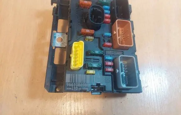 Peugeot 207 Fuse module 9661086980 BSM-L10-00