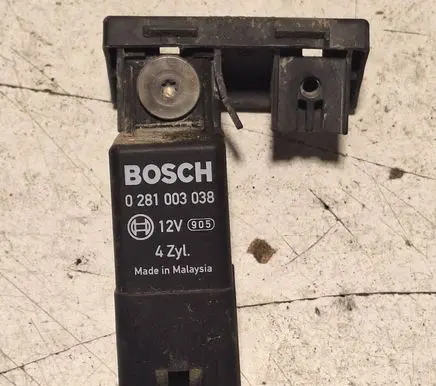 Skoda Octavia Mk2 (1Z) Glow plug pre-heat relay 038907281D
