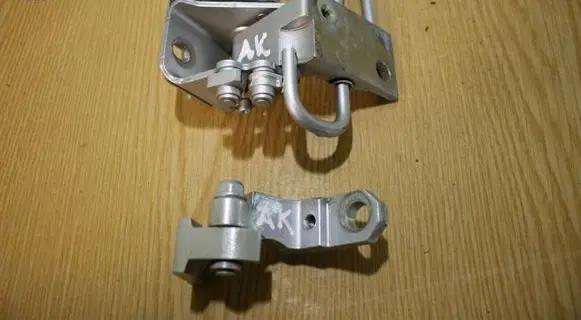 Volkswagen Touran I Rear door hinge set 1T0833411A