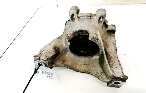 Honda CR-V Engine mount bracket
