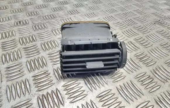 Toyota Avensis T250 Dashboard side air vent grill/cover trim