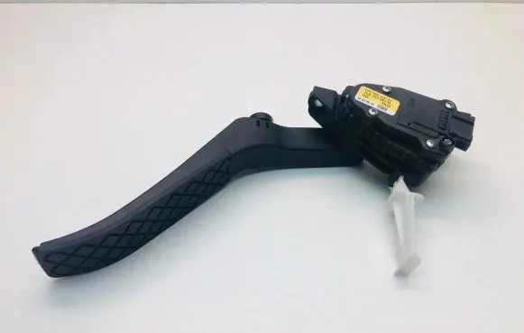 Volkswagen Touareg I Accelerator throttle pedal 7L0723507D