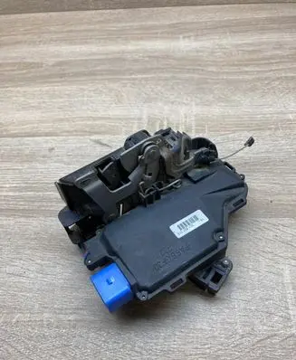 Volkswagen Golf Plus Front door lock 3D1837016