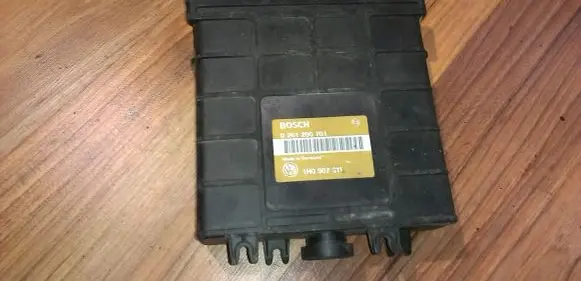 Volkswagen Golf III Engine control unit/module 0261200701