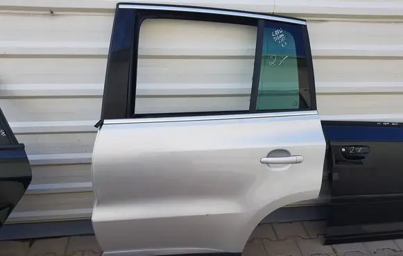 Volkswagen Tiguan Rear door