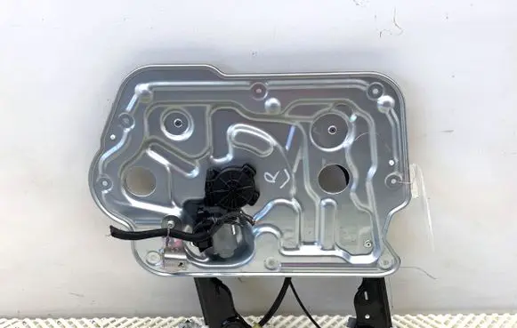 Nissan Qashqai Front door window regulator with motor 