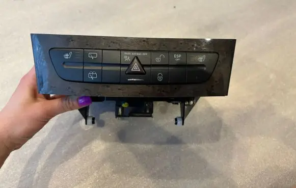 Mercedes-Benz E W211 Hazard light switch 2116800552 A2116800552