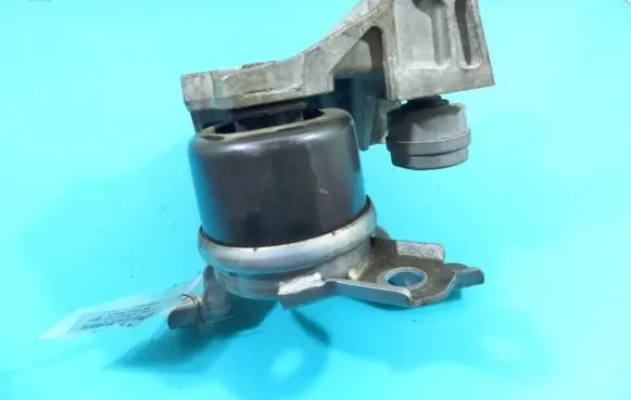 Engine mount vacuum valve
