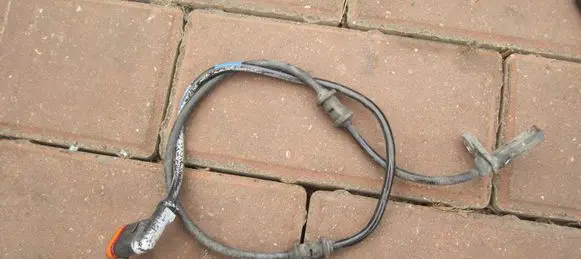 Mercedes-Benz E W212 ABS rear brake sensor 2125402017