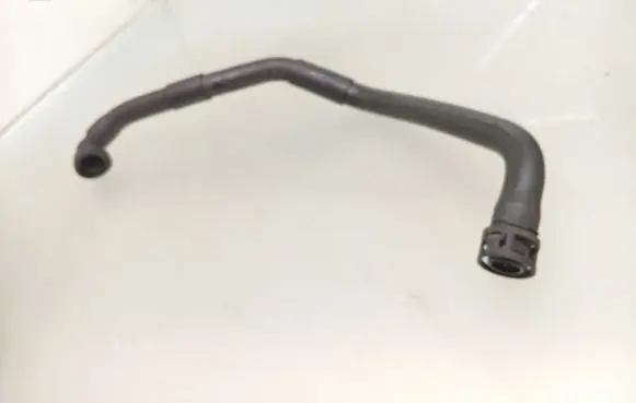 Engine coolant pipe/hose