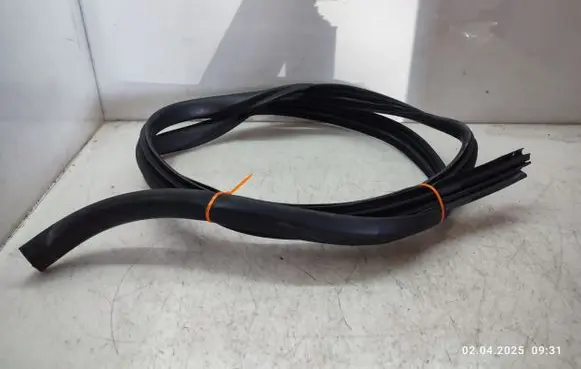 Suzuki Grand Vitara II Rear door rubber seal (on body) 