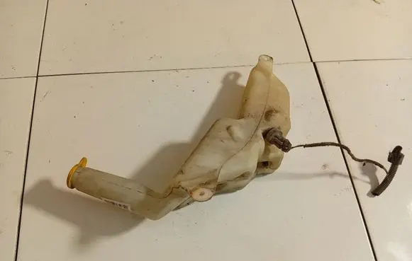 Windshield washer fluid reservoir/tank
