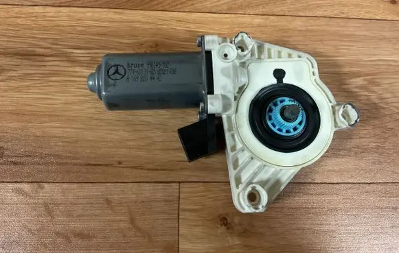 Mercedes-Benz B W245 Front door window regulator motor A1698204442 996145102 7746013102