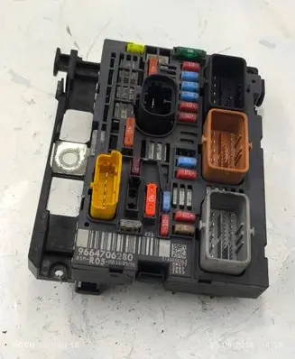 Peugeot 308 Fuse module 9664706280