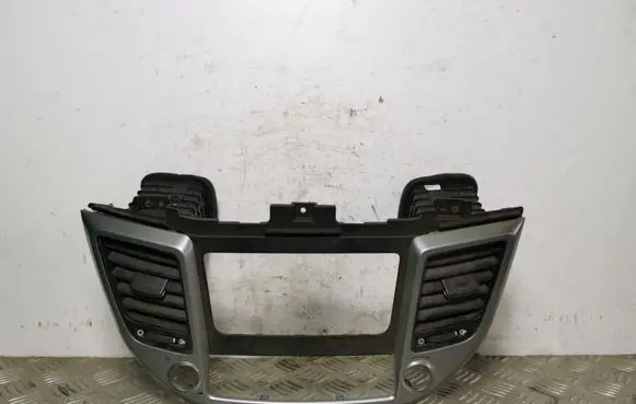 Hyundai Tucson LM Radio/GPS head unit trim 
