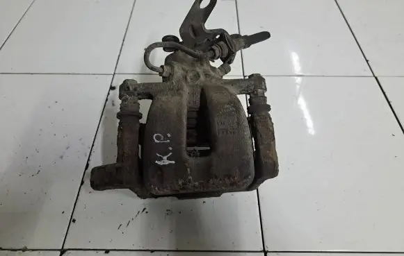 Volkswagen Jetta V Rear brake caliper