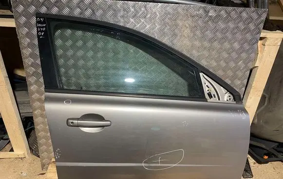 Volvo V70 Front door