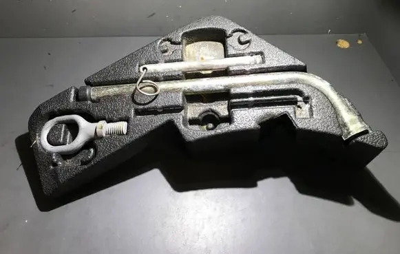 Volkswagen Touareg I Tool set 7L0012113