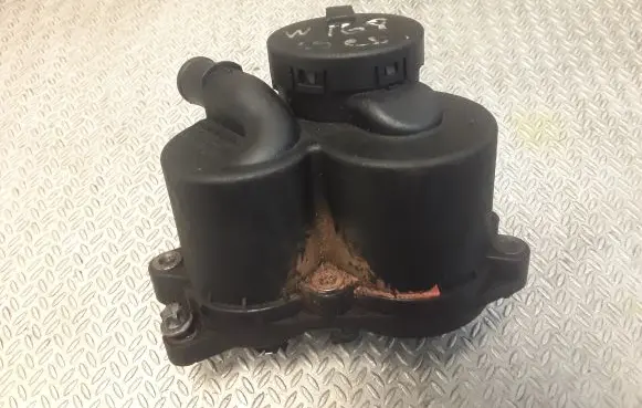 Mercedes-Benz A W168 Oil breather separator 6680100062 A6680100062