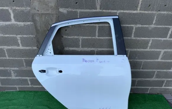 KIA Ceed Rear door