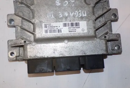 Renault Megane III Engine control unit/module 237100745R S180078106A