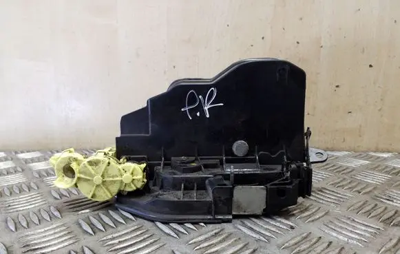 BMW X3 F25 Front door lock 7202144