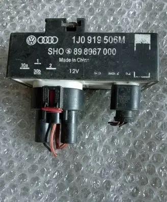 Volkswagen Polo Coolant fan relay 1j0919506m