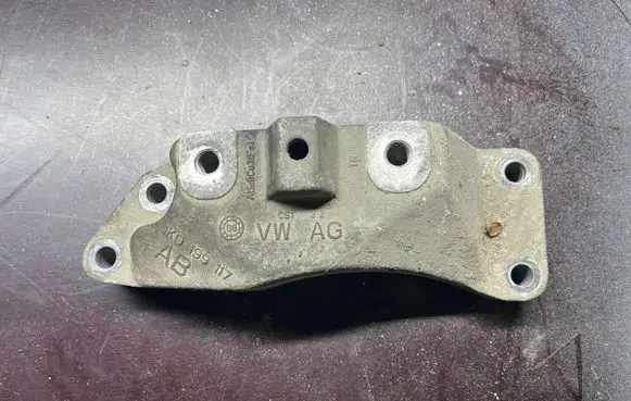 Volkswagen PASSAT B6 Gearbox mounting bracket 1K0199117