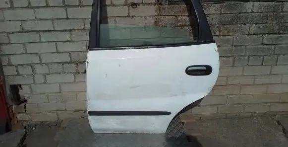 Nissan Almera Tino Rear door