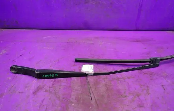 Volkswagen Golf Plus Front wiper blade arm