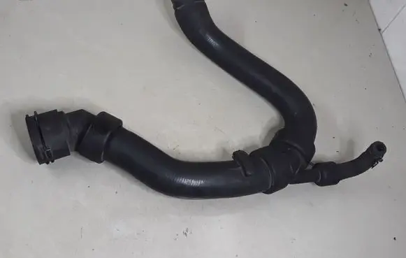 Audi A4 S4 B5 8D Engine coolant pipe/hose