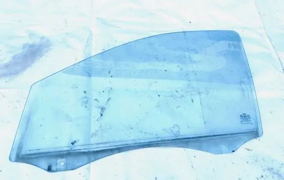 KIA Sorento Front door window glass four-door