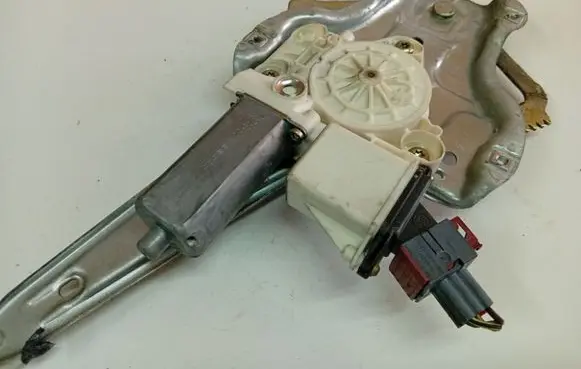 Toyota Corolla E120 E130 Rear door window regulator motor 992046100