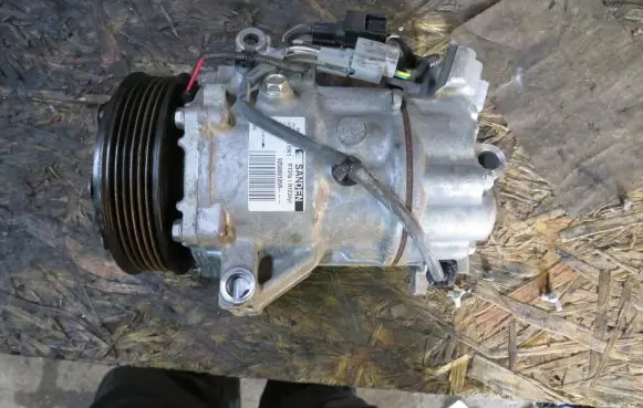 Renault Captur II Air conditioning (A/C) compressor (pump) 926009126R