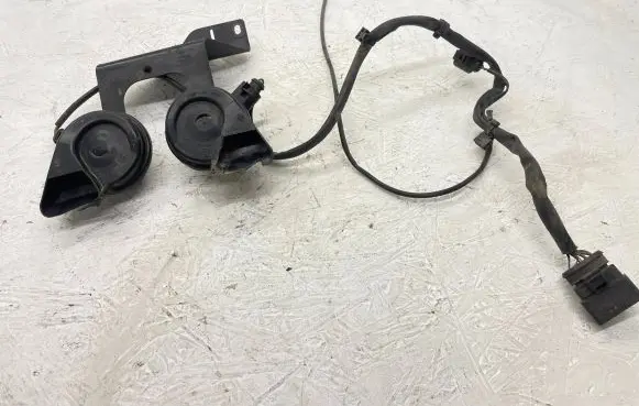 Audi A6 S6 C6 4F Horn signal 4F0951221