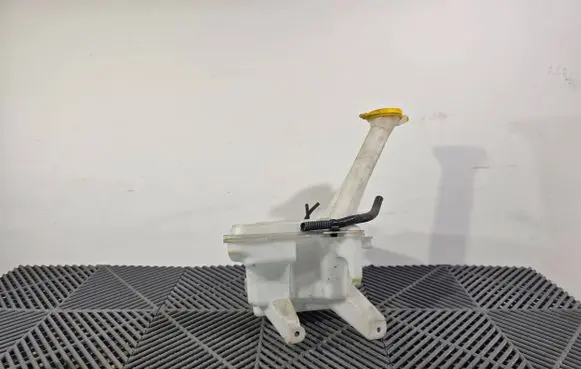 Toyota Yaris Lamp washer fluid tank 