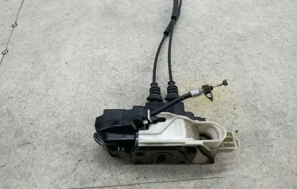 Hyundai i30 Front door lock 813102L020