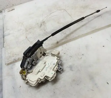 Volkswagen PASSAT B6 Front door lock 3C1837015A