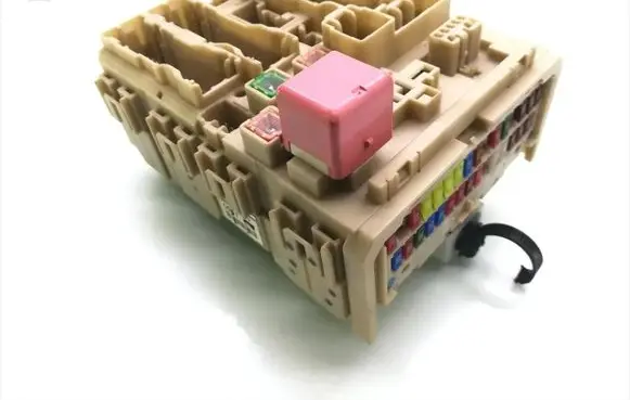 Toyota Avensis T270 Fuse module 82730-05C80 3910-15A14