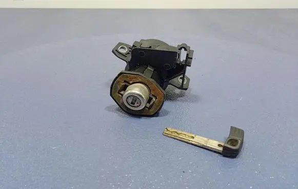 BMW X3 E83 Front door lock 